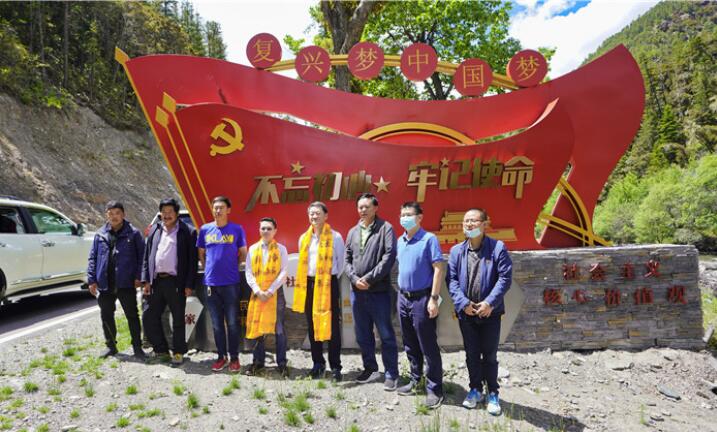 尊龙凯时集团党委书记、董事长任丁率队赴麻格同村推进对口帮扶工作