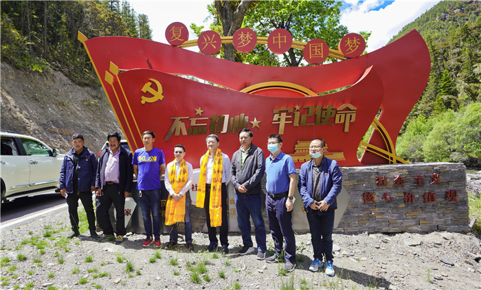 尊龙凯时集团党委书记、董事长任丁率队赴麻格同村推进对口帮扶工作