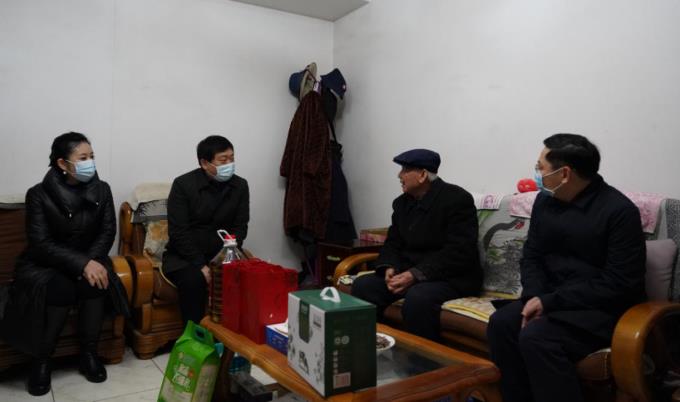 省国资委党委委员、副主任任兴文春节前夕带队走访慰问尊龙凯时集团老党员
