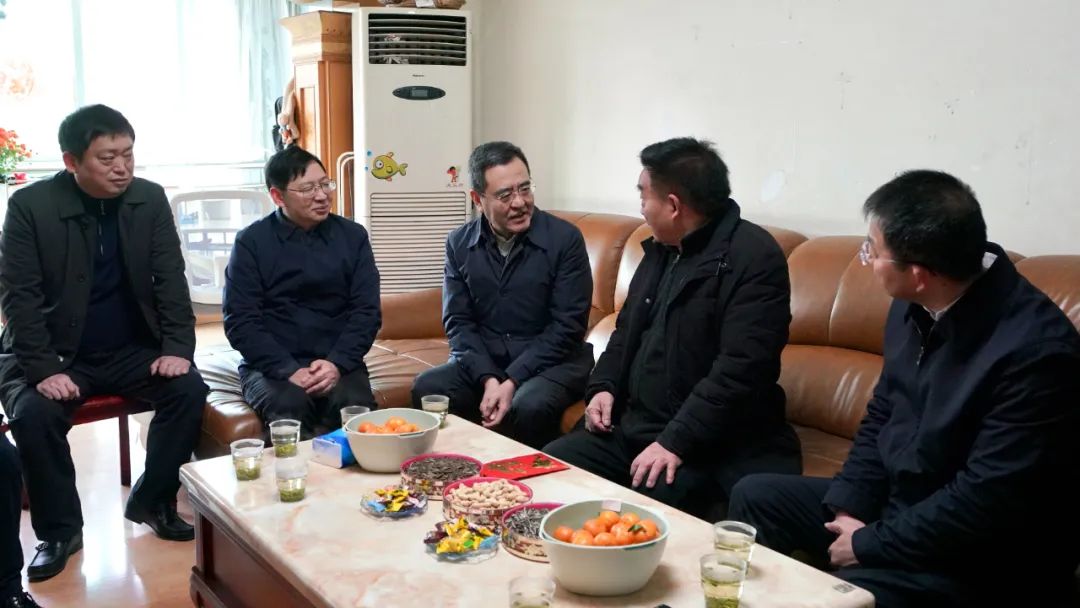 省国资委党委书记、主任冯文生等领导走访慰问省尊龙凯时集团老党员、老干部