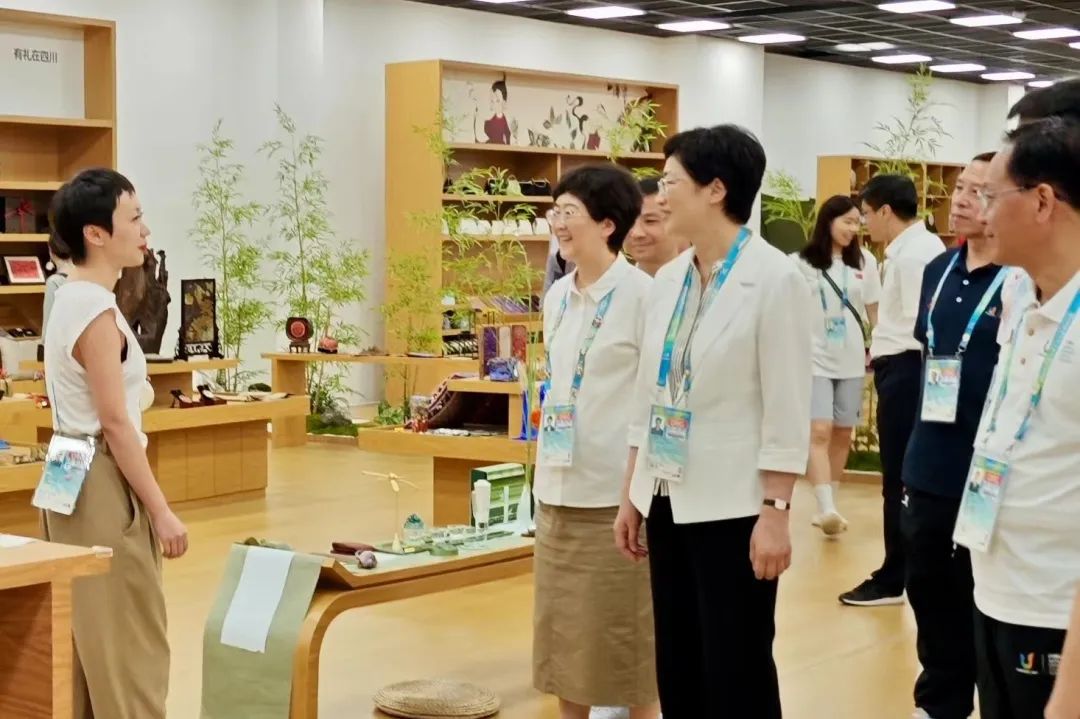 省、市领导视察大运村“有礼在四川”四川特色商品馆