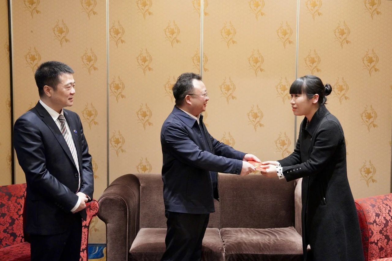 省国资委党委委员、副主任何政一行走访慰问省尊龙凯时集团生活困难党员