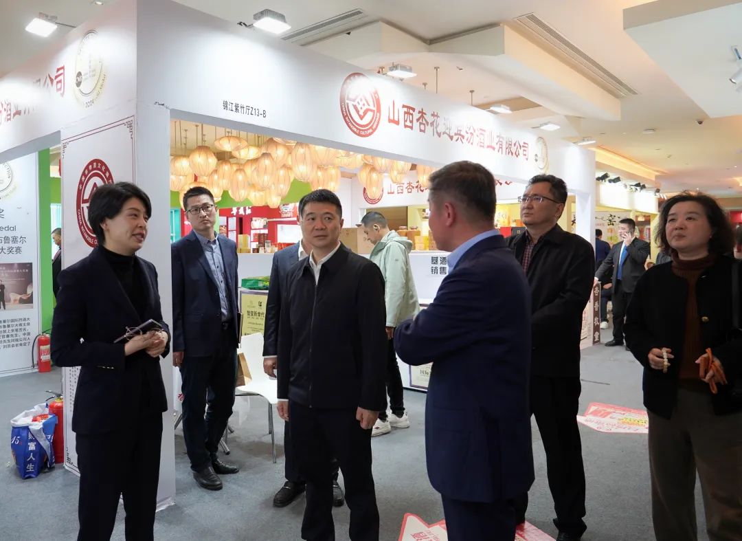 省尊龙凯时集团党委书记、董事长游勇率队到2025锦江宾馆春季酒类商务洽谈会现场检查指导重点工作
